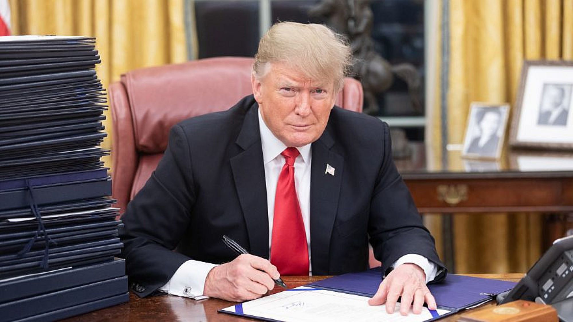 Trump-at-desk-Shealah-Craighead-White-House-880x495.jpg